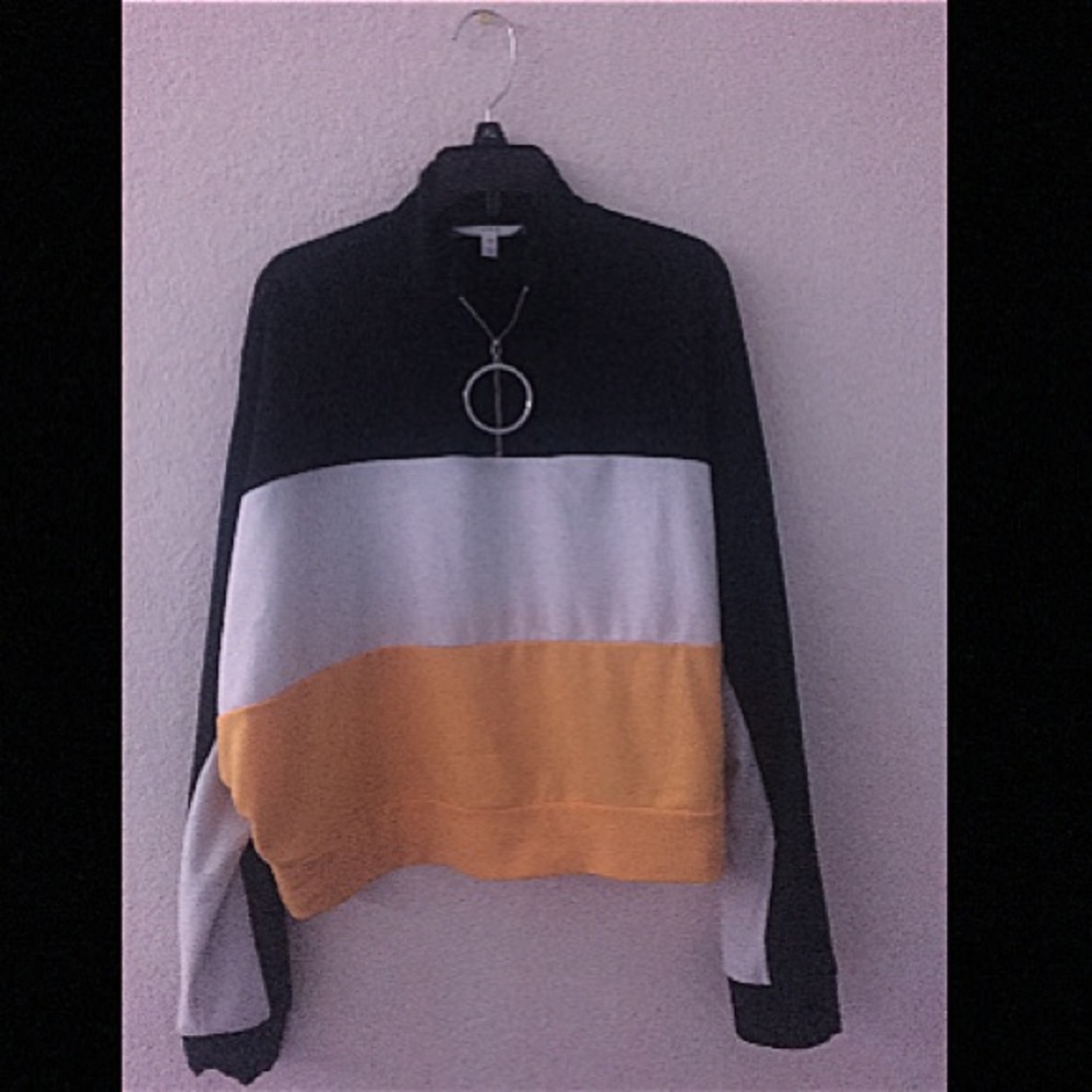 Cropped long sleeved shirt